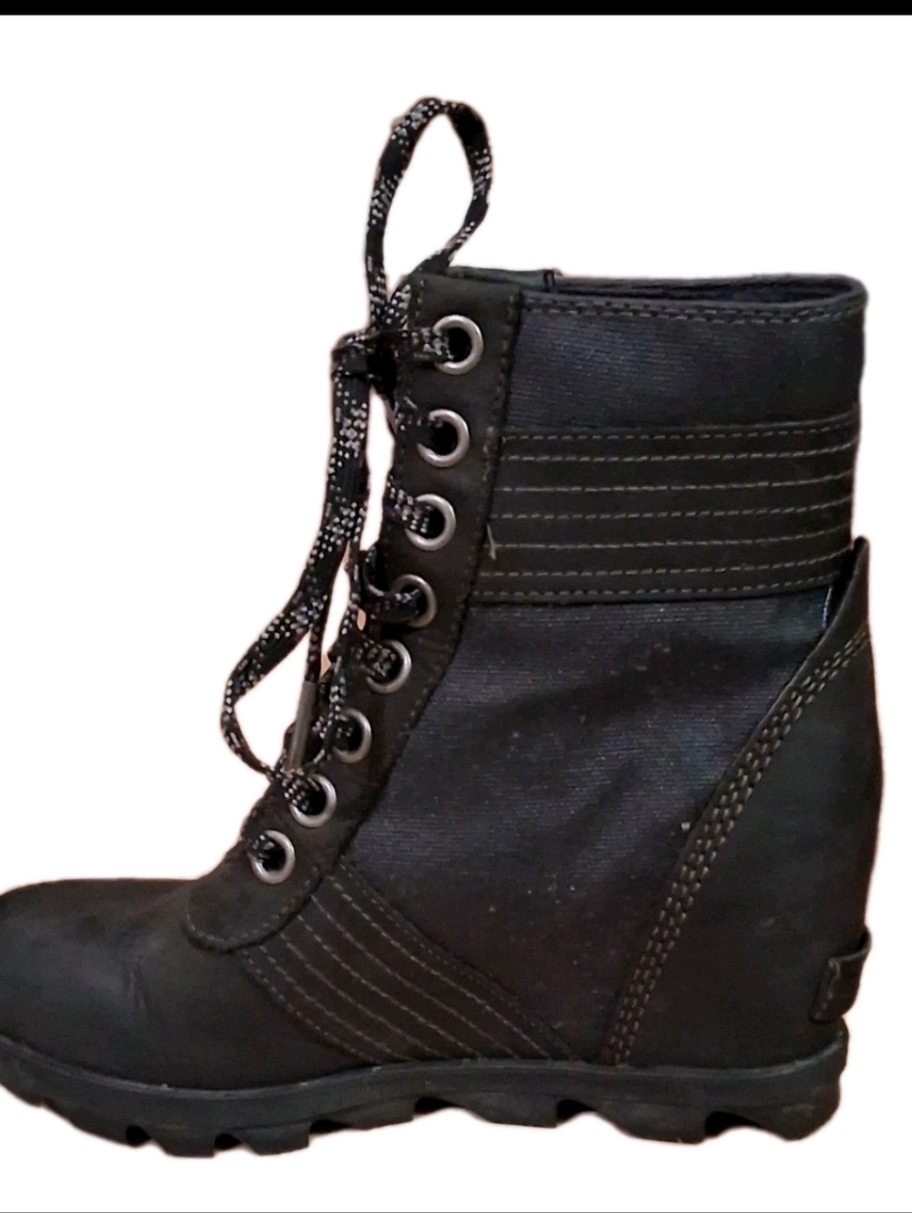 RARE SOREL Wedge Combat Boots – Deep Black | Size 6 (EU 37)
Elevated utility 💣
